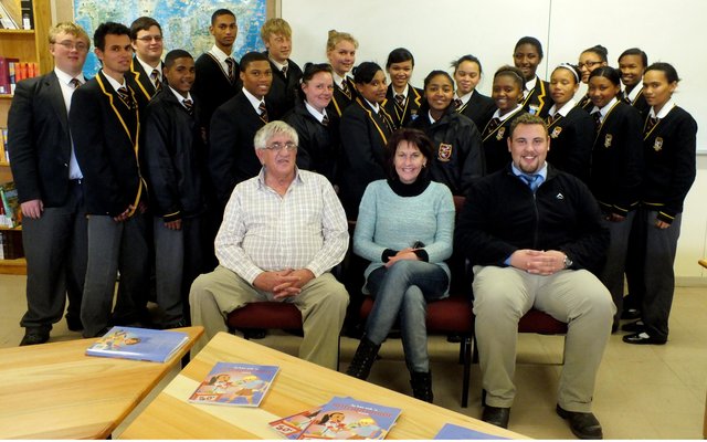 AHI Entrepreneurskursusâ€“ Gansbaai Academia Skool - Groep 1 Voor:  Jannie Kruger (Streekbemarker, AHI), Rene Beukes (Onder-voorsitter, Sakekamer) en Gericke van Eck  (Onderwyser)